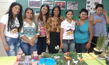 Adriana e suas colegas em aula presencial