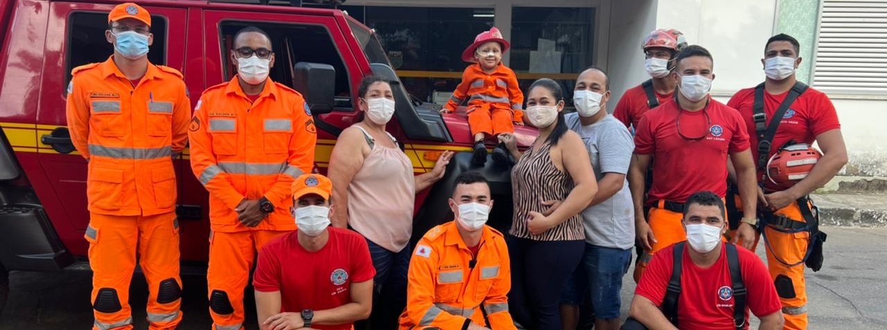 Menino com leucemia ganha "dia de bombeiro" em Belo Horizonte