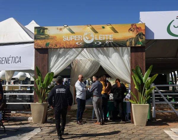 Governador de Minas participa da cerimônia de abertura da 15ª edição da feira Super Leite, em Pompéu