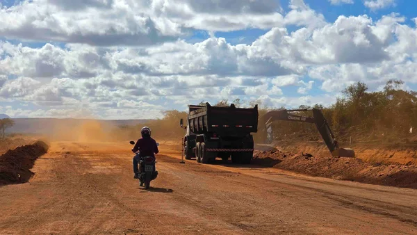 Governo de Minas vistoria obras de pavimentação da LMG-629, que vão ampliar integração no Norte do estado