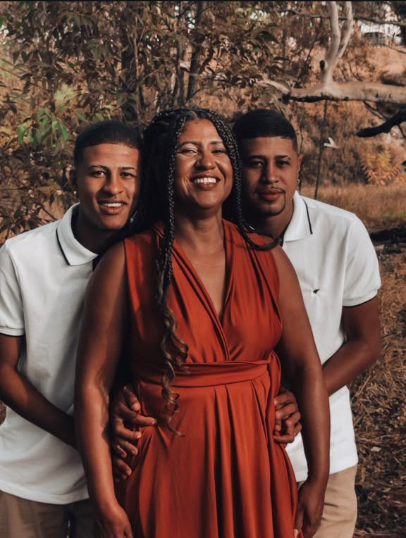 Rosângela ao lado dos filhos Kaio e Kelven