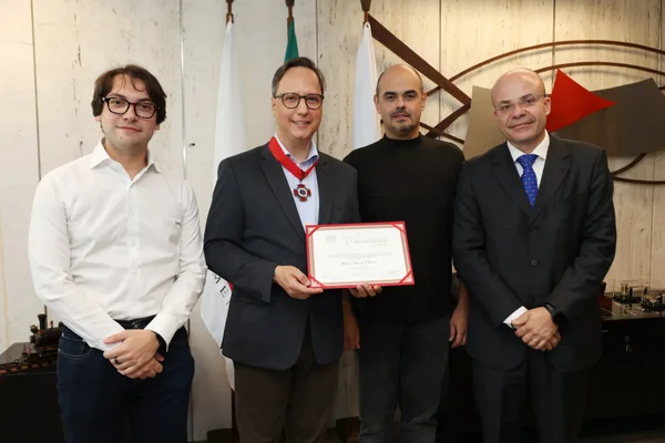 Governador de Minas entrega medalhas da Inconfidência e JK ao professor Márcio Luís de Oliveira