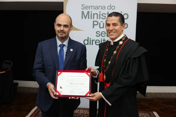 Governador é agraciado com o Grande Colar do Ministério Público de Minas Gerais