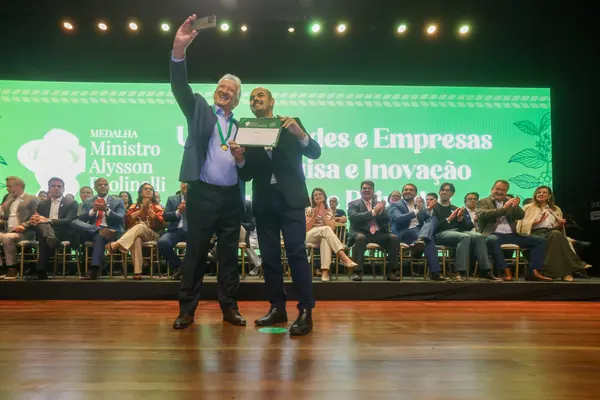 Governo de Minas transfere capital para Montes Claros durante entrega da Medalha Alysson Paolinelli