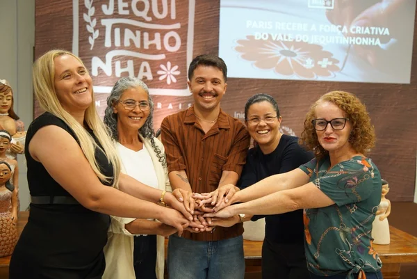 Artesanato do Vale do Jequitinhonha ganha espaço em Paris
