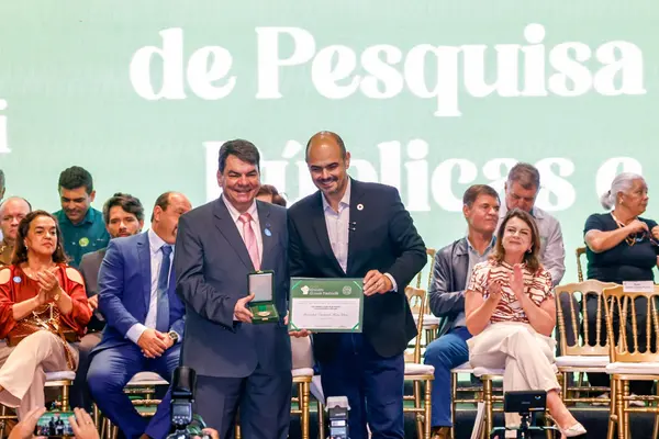Governo de Minas transfere capital para Montes Claros durante entrega da Medalha Alysson Paolinelli
