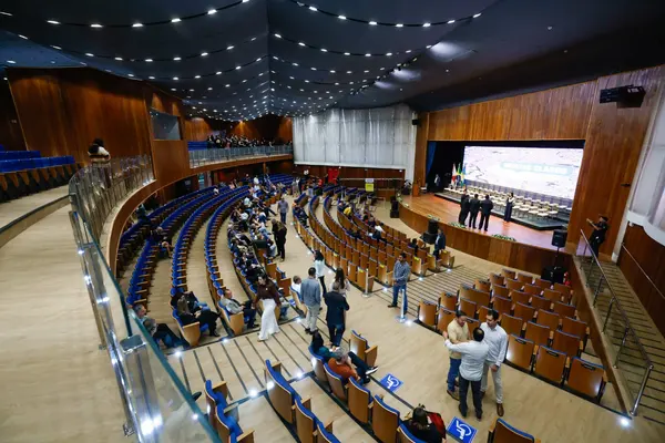Governo de Minas transfere capital para Montes Claros durante entrega da Medalha Alysson Paolinelli