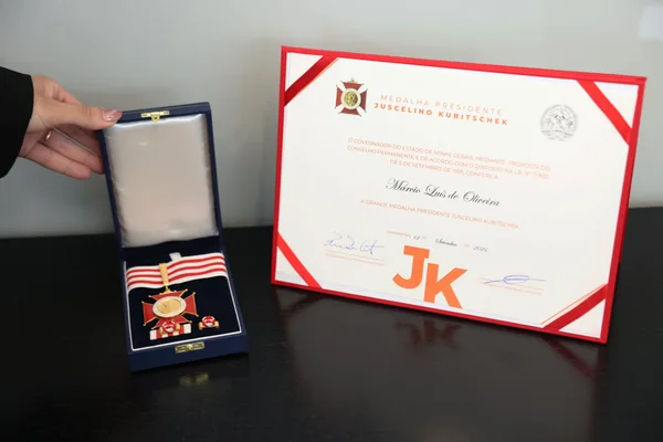 Governador de Minas entrega medalhas da Inconfidência e JK ao professor Márcio Luís de Oliveira