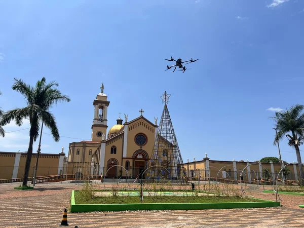 Operação de drone na Praça da Abadia em Uberaba.