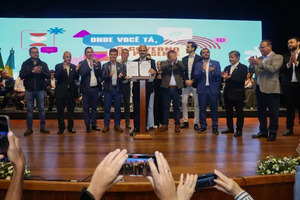 Governo de Minas transfere capital para Montes Claros durante entrega da Medalha Alysson Paolinelli