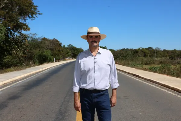 Governo de Minas vistoria obras de pavimentação de rodovia entre Pintópolis e Urucuia