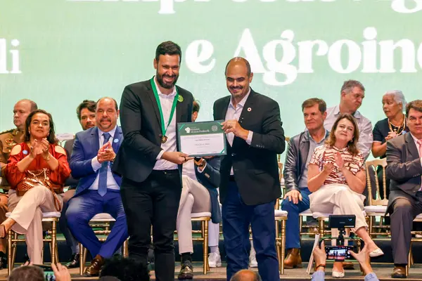 Governo de Minas transfere capital para Montes Claros durante entrega da Medalha Alysson Paolinelli