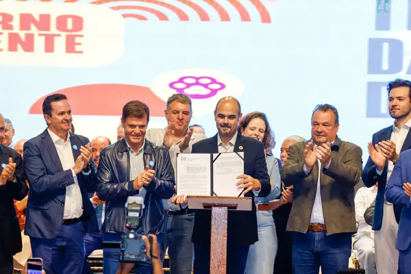 Governo de Minas transfere capital para Montes Claros durante entrega da Medalha Alysson Paolinelli