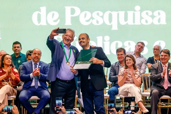 Governo de Minas transfere capital para Montes Claros durante entrega da Medalha Alysson Paolinelli