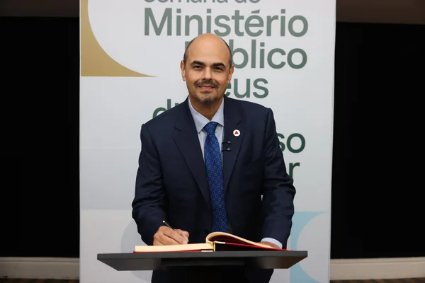 Governador é agraciado com o Grande Colar do Ministério Público de Minas Gerais