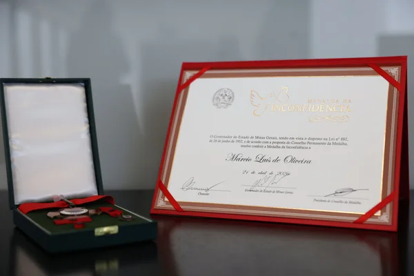 Governador de Minas entrega medalhas da Inconfidência e JK ao professor Márcio Luís de Oliveira