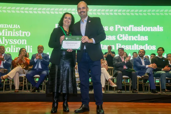Governo de Minas transfere capital para Montes Claros durante entrega da Medalha Alysson Paolinelli