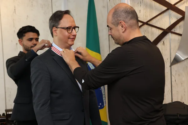 Governador de Minas entrega medalhas da Inconfidência e JK ao professor Márcio Luís de Oliveira
