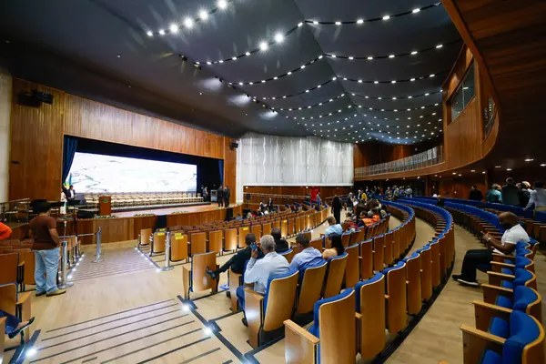 Governo de Minas transfere capital para Montes Claros durante entrega da Medalha Alysson Paolinelli