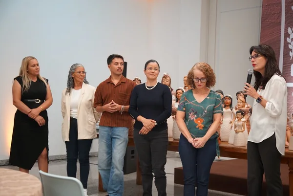 Artesanato do Vale do Jequitinhonha ganha espaço em Paris