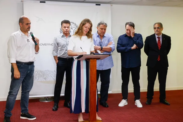 Empresas do Governo de Minas, Cemig e Codemig firmam acordo com clubes de futebol de BH para patrocínio de R$ 32 milhões