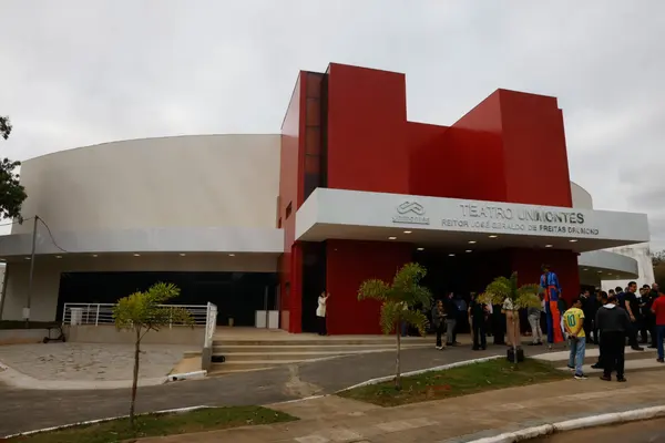 Governo de Minas transfere capital para Montes Claros durante entrega da Medalha Alysson Paolinelli