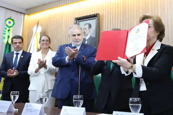 Governador toma posse como presidente de Honra do Instituto Histórico e Geográfico de Minas Gerais 