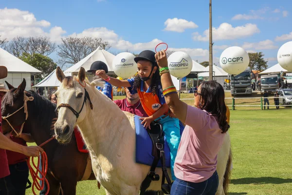 Governador de Minas participa da cerimônia de abertura da 15ª edição da feira Super Leite, em Pompéu