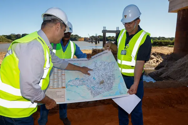 Governador vistoria obras da ponte sobre o Rio São Francisco, que já alcançam 50% de execução