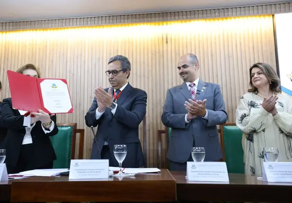 Governador toma posse como presidente de Honra do Instituto Histórico e Geográfico de Minas Gerais 