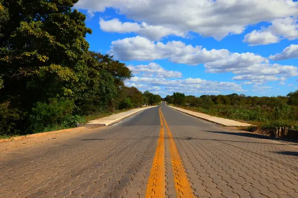Governo de Minas vistoria obras de pavimentação de rodovia entre Pintópolis e Urucuia 