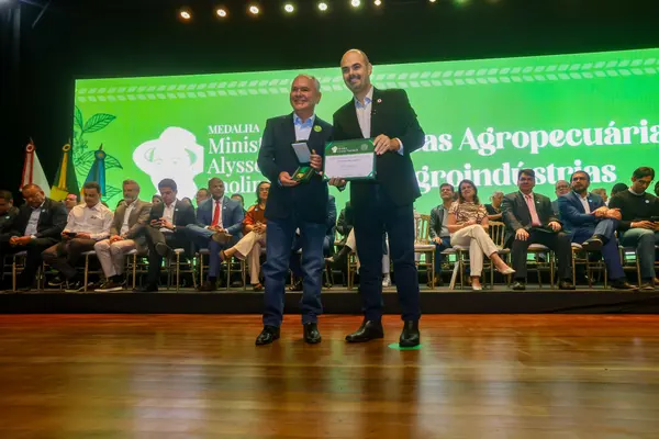 Governo de Minas transfere capital para Montes Claros durante entrega da Medalha Alysson Paolinelli