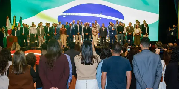 Governo de Minas transfere capital para Montes Claros durante entrega da Medalha Alysson Paolinelli