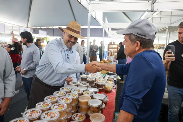 Governador de Minas participa da cerimônia de abertura da 15ª edição da feira Super Leite, em Pompéu