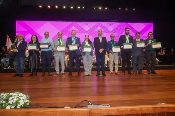 Governo de Minas transfere capital para Montes Claros durante entrega da Medalha Alysson Paolinelli