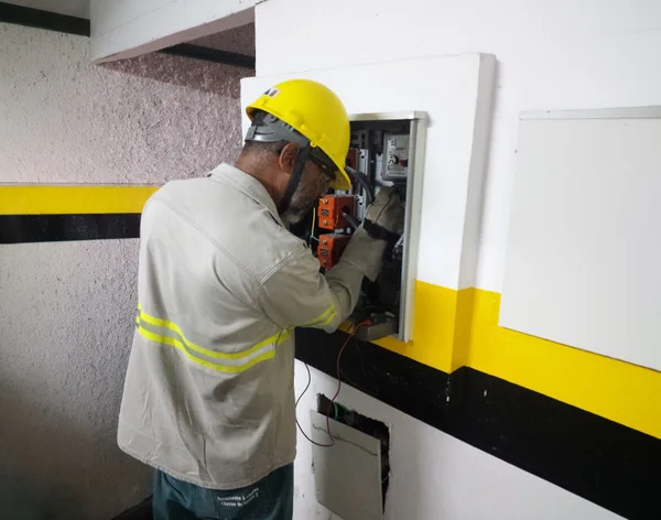 Entenda quando a Cemig faz a troca do medidor de energia