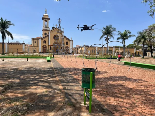 Operação de drone na Praça da Abadia em Uberaba.