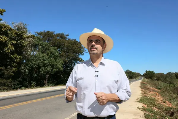 Governo de Minas vistoria obras de pavimentação de rodovia entre Pintópolis e Urucuia 