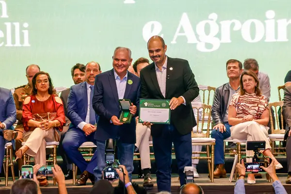Governo de Minas transfere capital para Montes Claros durante entrega da Medalha Alysson Paolinelli
