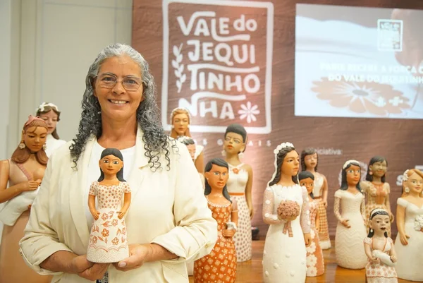 Artesanato do Vale do Jequitinhonha ganha espaço em Paris