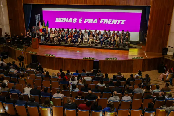 Governo de Minas transfere capital para Montes Claros durante entrega da Medalha Alysson Paolinelli