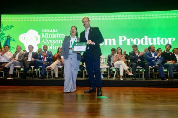 Governo de Minas transfere capital para Montes Claros durante entrega da Medalha Alysson Paolinelli