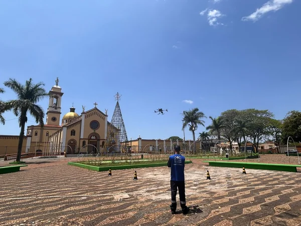 Operação de drone na Praça da Abadia em Uberaba.