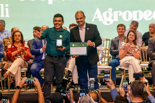 Governo de Minas transfere capital para Montes Claros durante entrega da Medalha Alysson Paolinelli