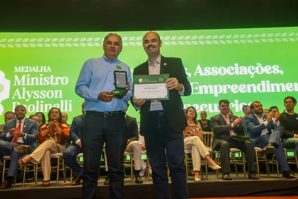 Governo de Minas transfere capital para Montes Claros durante entrega da Medalha Alysson Paolinelli