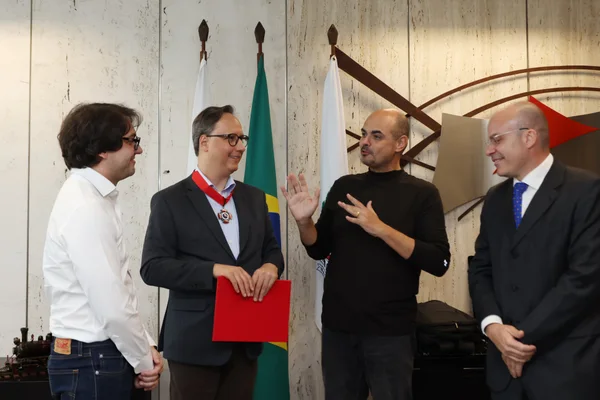 Governador de Minas entrega medalhas da Inconfidência e JK ao professor Márcio Luís de Oliveira