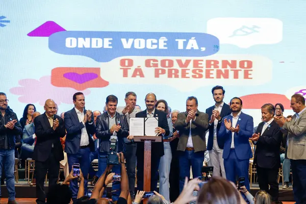 Governo de Minas transfere capital para Montes Claros durante entrega da Medalha Alysson Paolinelli
