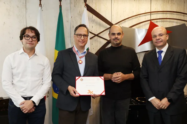 Governador de Minas entrega medalhas da Inconfidência e JK ao professor Márcio Luís de Oliveira
