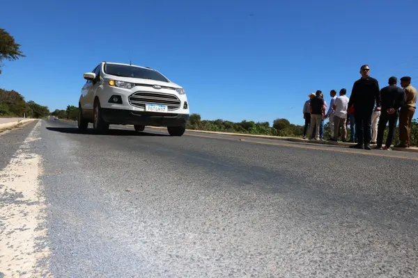 Governo de Minas vistoria obras de pavimentação de rodovia entre Pintópolis e Urucuia 