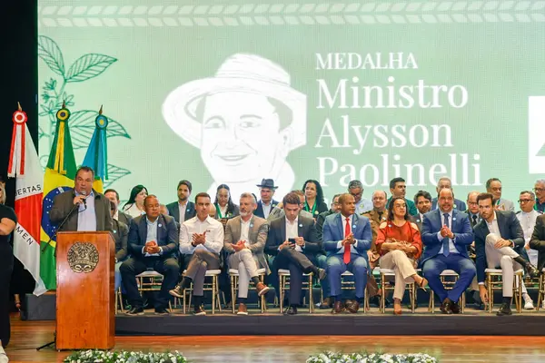 Governo de Minas transfere capital para Montes Claros durante entrega da Medalha Alysson Paolinelli